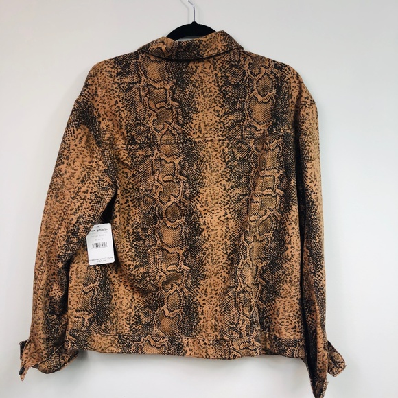 🎉HP🎉 Free People NWT Snake print Trucker denim Jacket. Sz. M - Picture 9 of 9